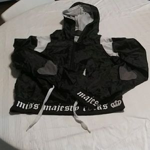 Miss Majesty rocks top